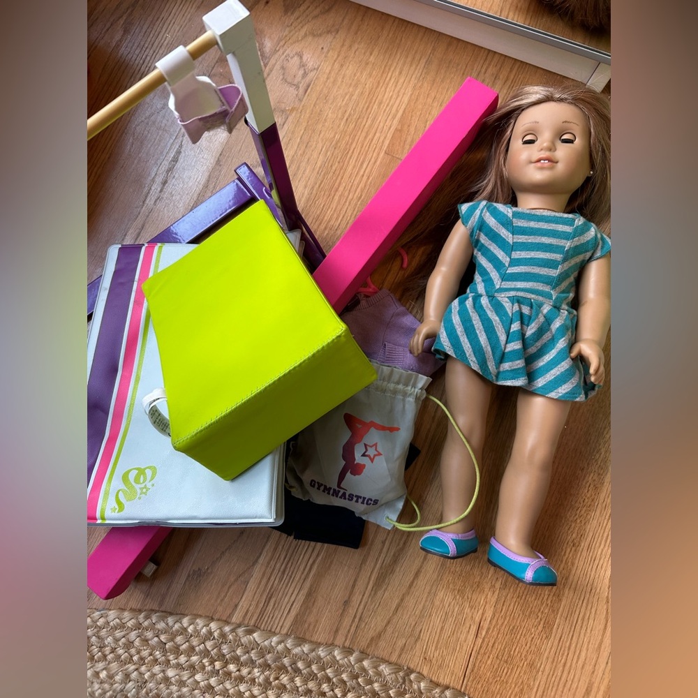 AMERICAN GIRL DOLL MCKENNA INCLUDES ALL ITEMS IN PHOTO DISCONTINUED!
